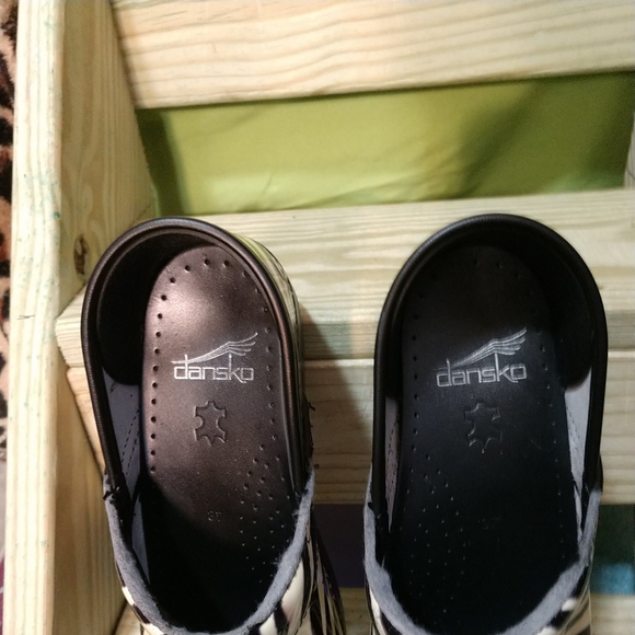 SOLD🦓🦓•Dansko🦓 Women's Clogs Size 37 Designer Zebra Stripes🦓 Patent Leather. - Picture 11 of 12